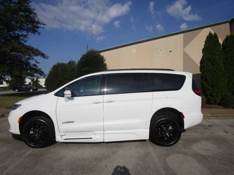 2022 Chrysler Pacifica Touring L's photo