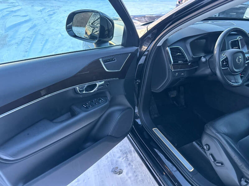 2016 Volvo XC90 T6 Momentum