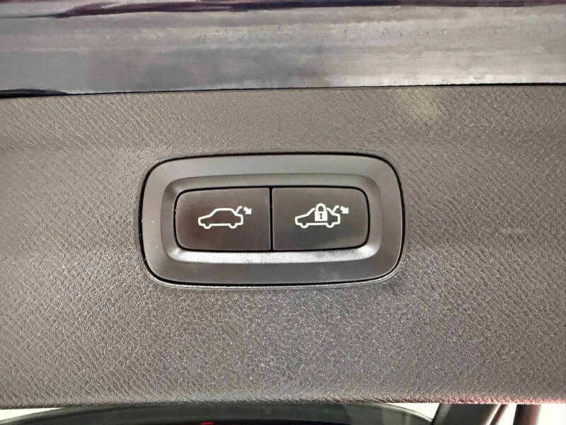 2016 Volvo XC90 T6 Momentum