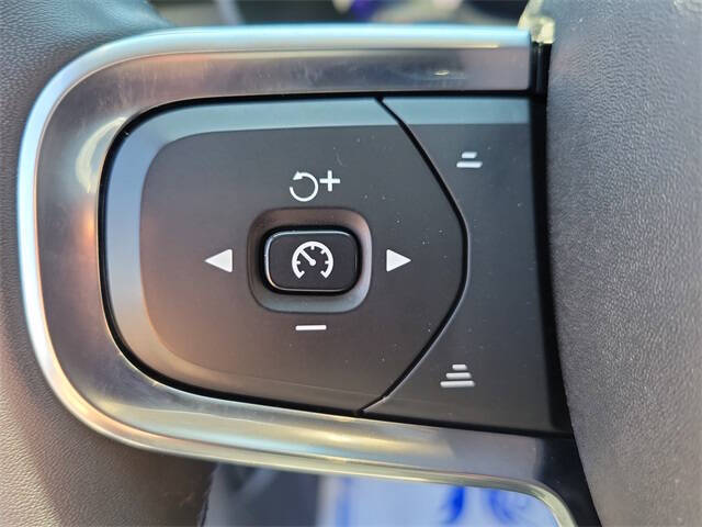 2023 Volvo XC40 B5 Plus Dark Theme