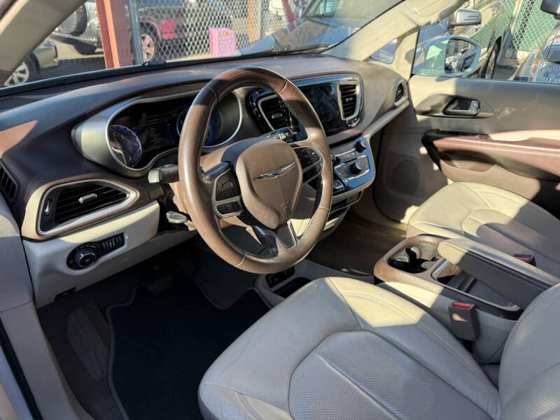 2018 Chrysler Pacifica Touring L photo 11