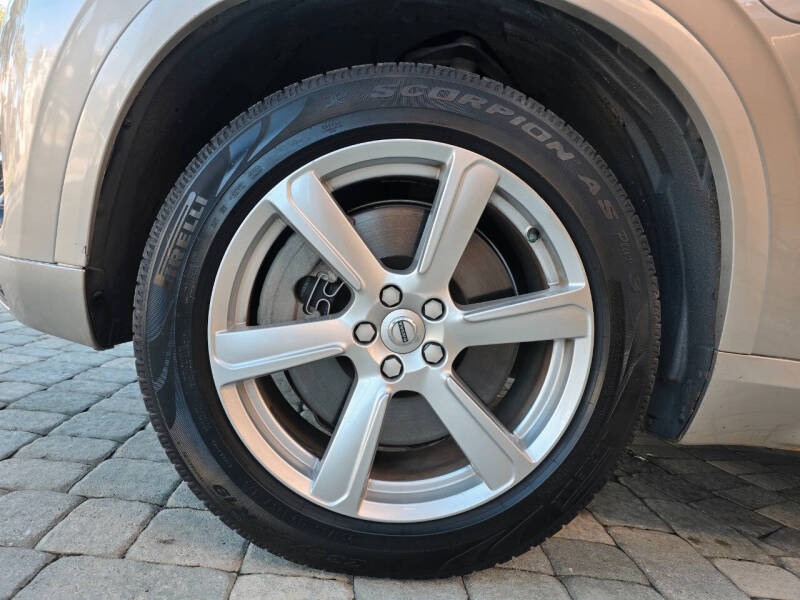 2016 Volvo XC90 T8 eAWD Momentum