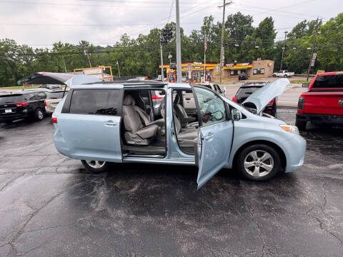 2016 Toyota Sienna LE 8-Passenger