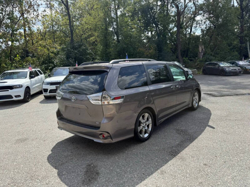 2013 Toyota Sienna SE 8-Passenger