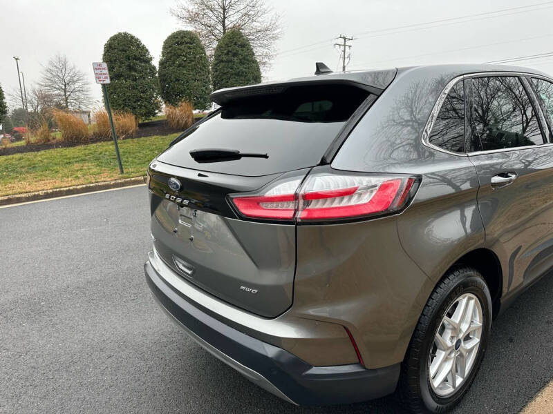 2022 Ford Edge SEL photo 5