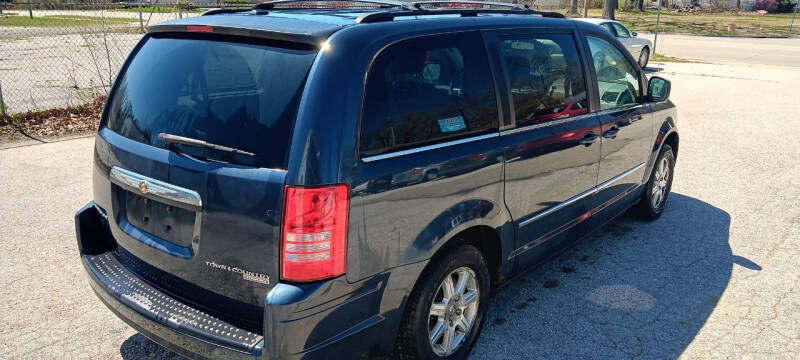 2009 Chrysler Town & Country Touring photo 5