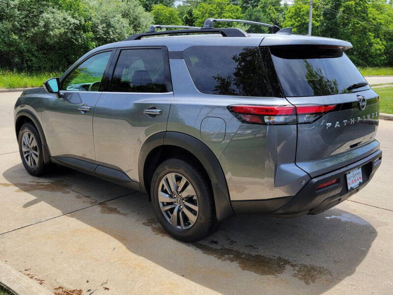 2025 Nissan Pathfinder SV