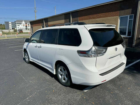 2013 Toyota Sienna SE 8-Passenger