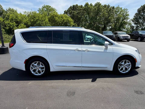 2017 Chrysler Pacifica Touring-L Plus