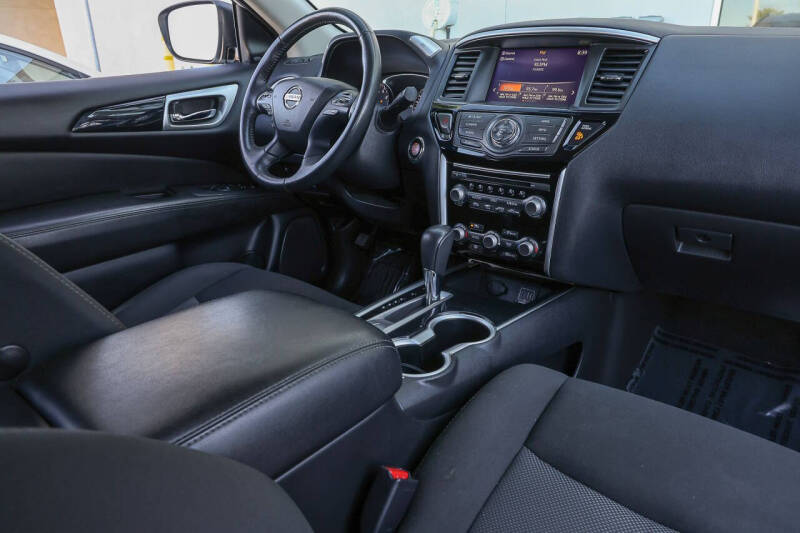 2020 Nissan Pathfinder SV