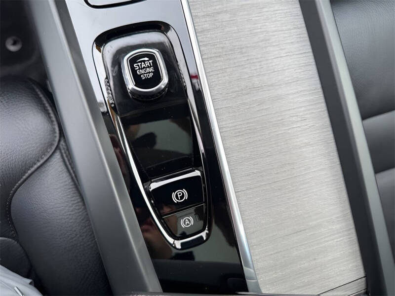 2025 Volvo XC60 B5 Plus Dark Theme