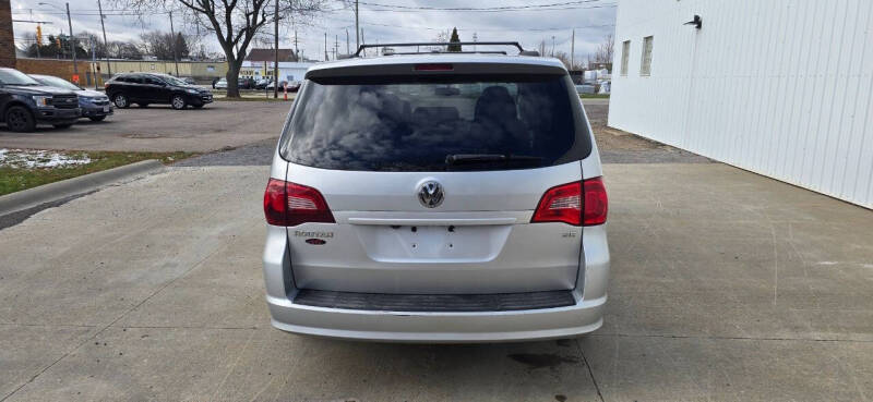 2011 Volkswagen Routan SE
