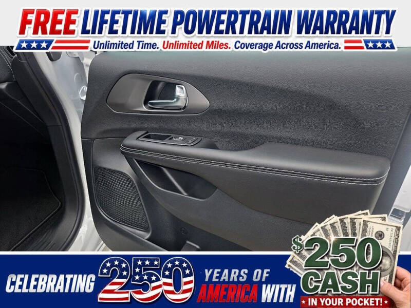 2027 Chrysler Pacifica Select
