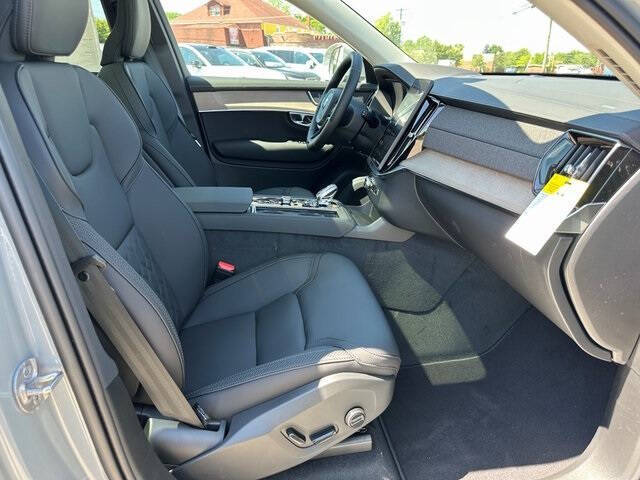 2025 Volvo XC90 B6 Core Bright Theme