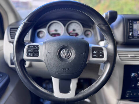 2012 Volkswagen Routan SE