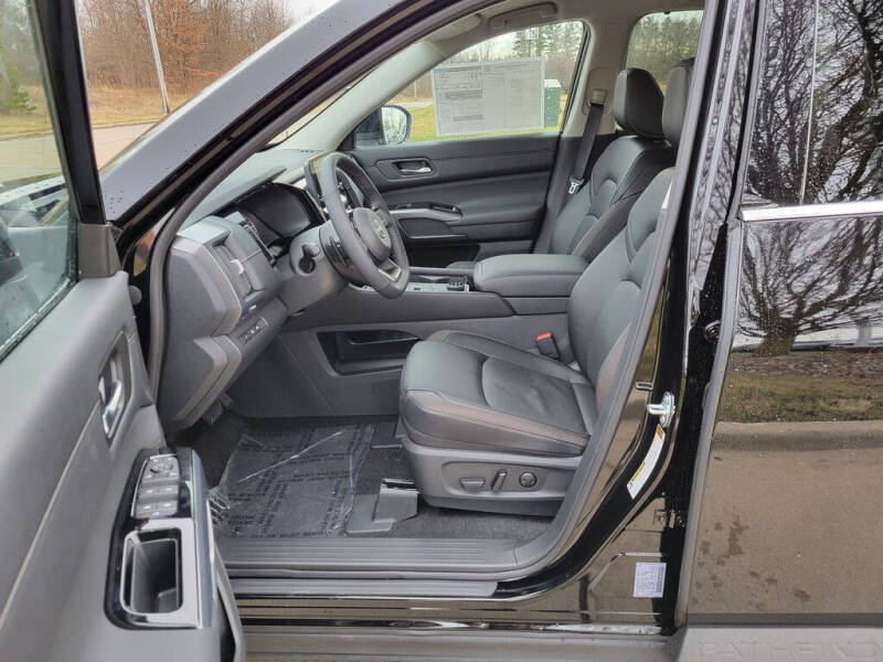 2025 Nissan Pathfinder SL
