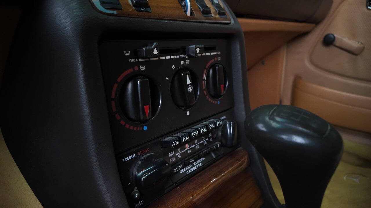 1983 Mercedes-Benz 240-Class 38