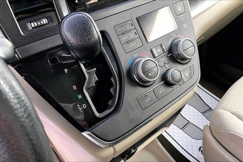 2017 Toyota Sienna LE 8-Passenger