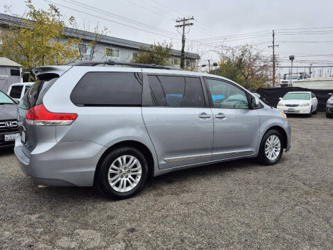 2014 Toyota Sienna XLE 8-Passenger