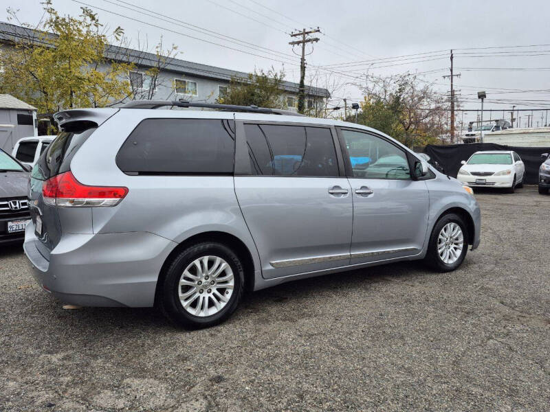 2014 Toyota Sienna XLE 8-Passenger