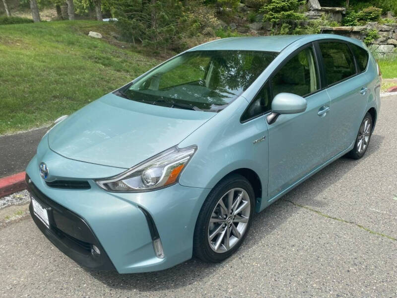 2015 Toyota Prius v Five