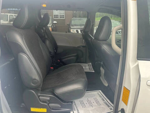 2011 Toyota Sienna SE 8-Passenger