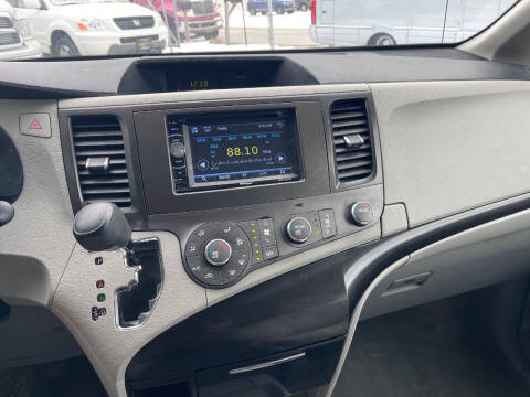 2013 Toyota Sienna LE 8-Passenger