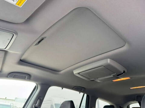 2022 Honda Pilot Touring w/Rear Captain's Chairs