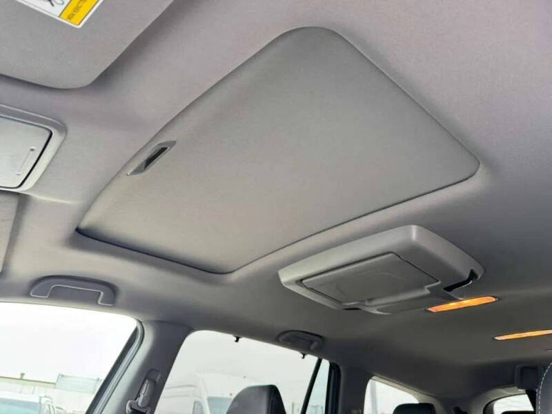 2022 Honda Pilot Touring w/Rear Captain's Chairs