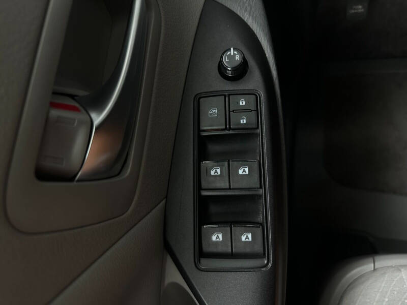 2017 Toyota Sienna LE 7-Passenger Auto Access Seat