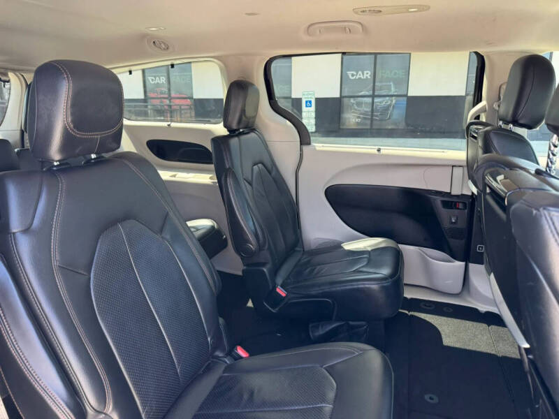 2017 Chrysler Pacifica Touring-L Plus