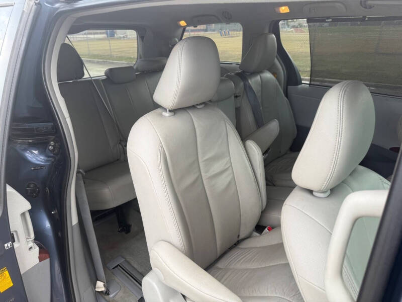 2014 Toyota Sienna XLE 7-Passenger Auto Access Seat