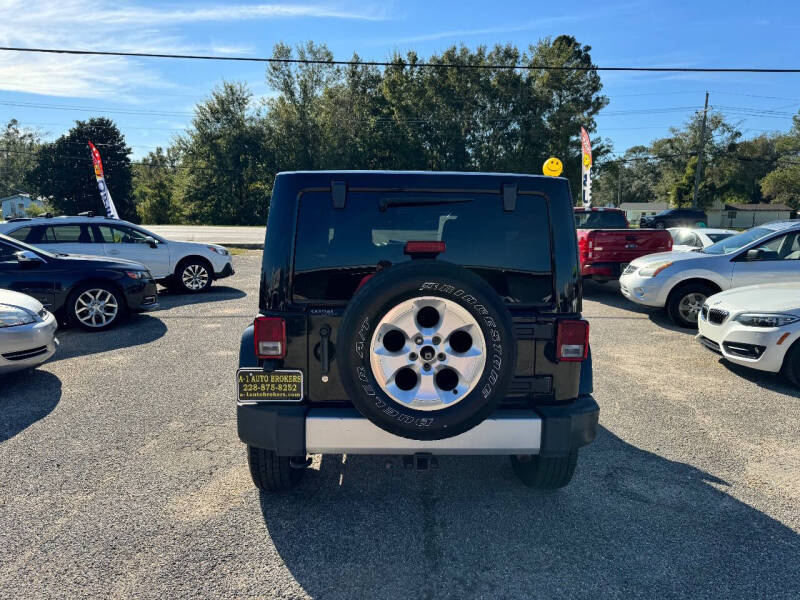 2013 Jeep Wrangler Unlimited Sahara photo 8