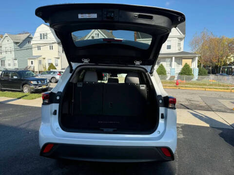 2022 Toyota Highlander LE