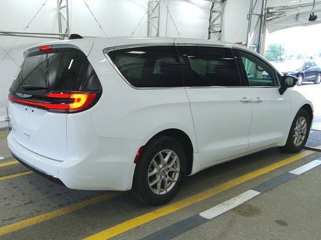 2025 Chrysler Pacifica Select