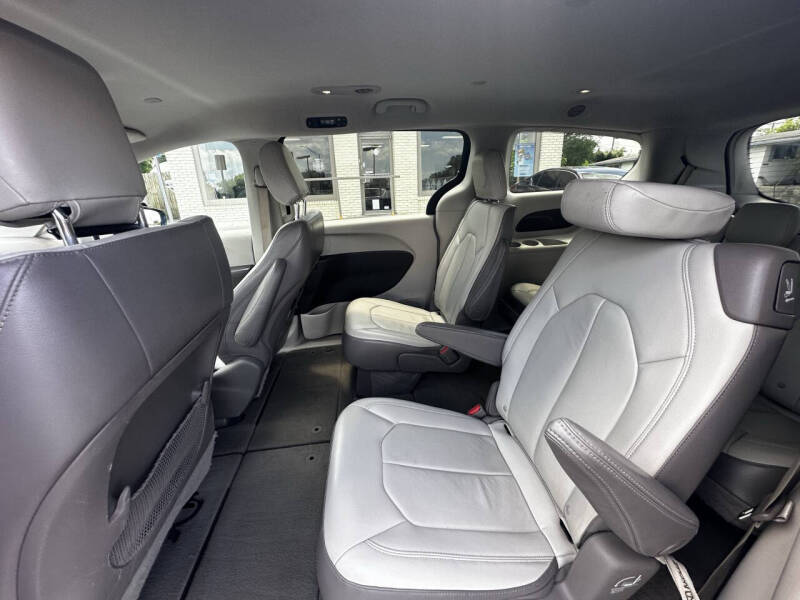 2017 Chrysler Pacifica Touring-L