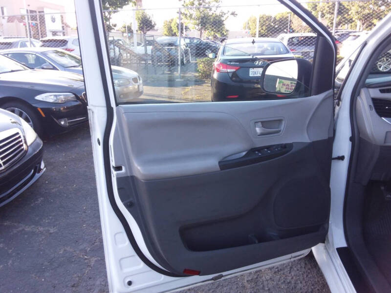 2015 Toyota Sienna LE 8-Passenger