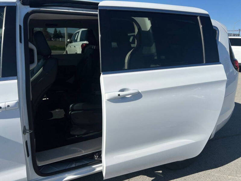 2024 Chrysler Pacifica Plug-In Hybrid Select