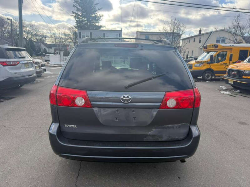 2007 Toyota Sienna LE 8-Passenger