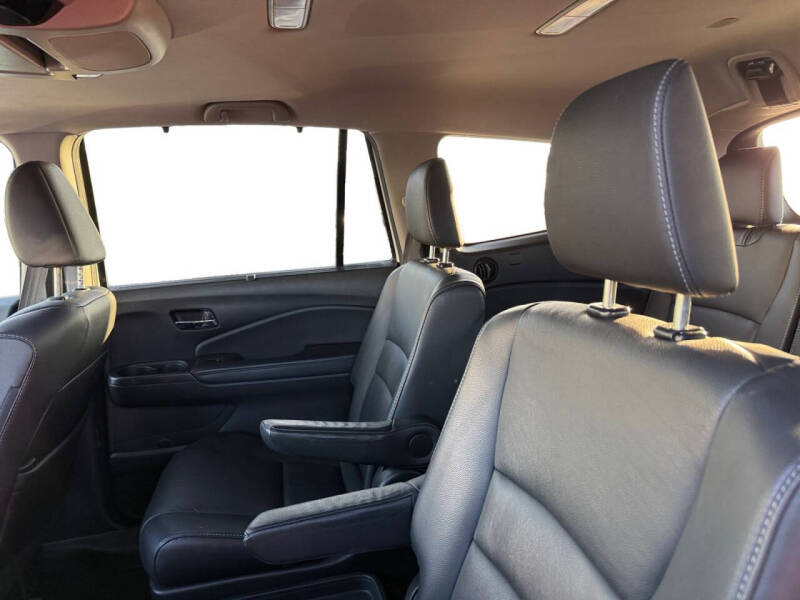 2022 Honda Pilot Touring w/Rear Captain's Chairs
