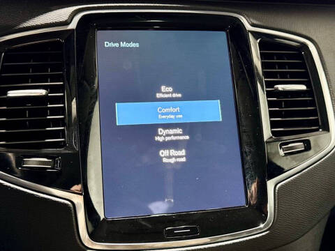 2022 Volvo XC90 T6 Momentum 6-Passenger