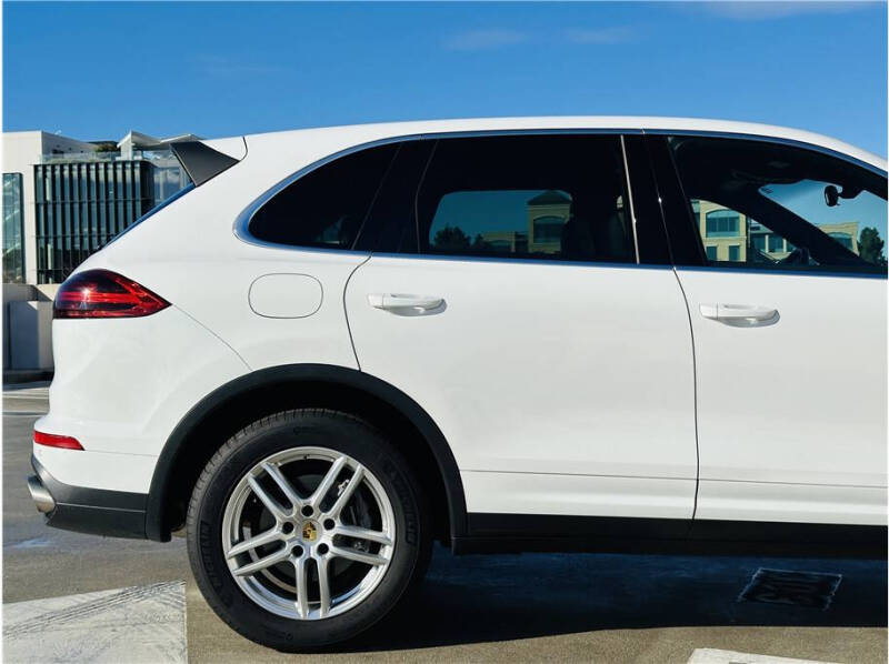 2017 Porsche Cayenne Platinum Edition
