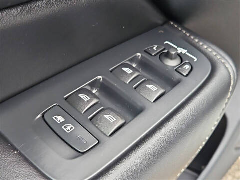 2023 Volvo XC60 B6 Ultimate Dark Theme