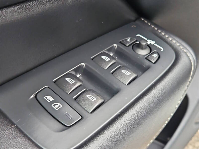 2023 Volvo XC60 B6 Ultimate Dark Theme