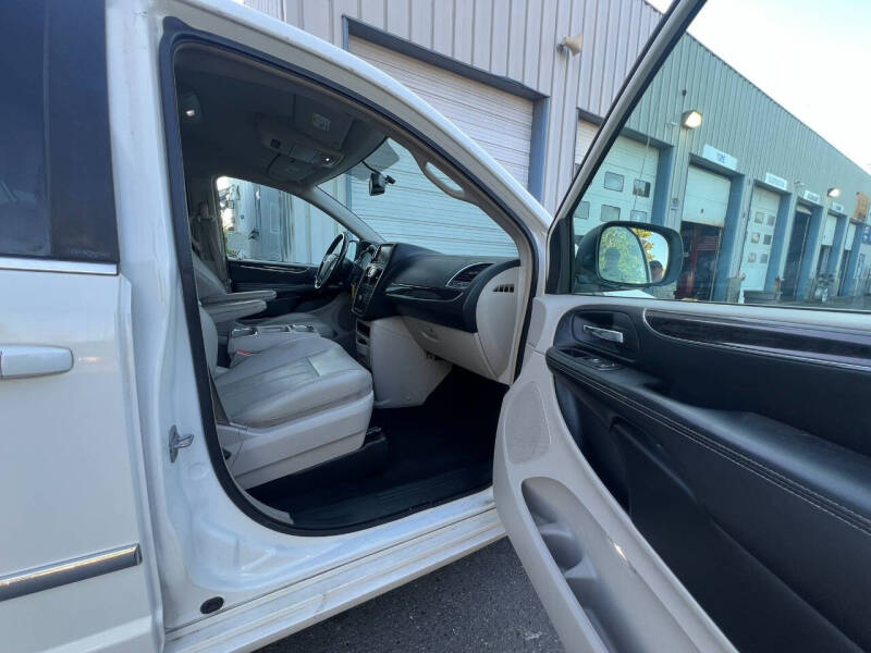 2013 Chrysler Town and Country Touring