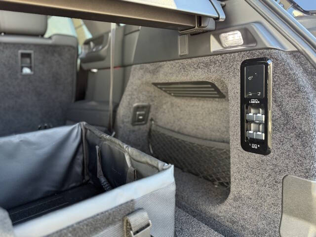 2024 Land Rover Range Rover P400 SE LWB