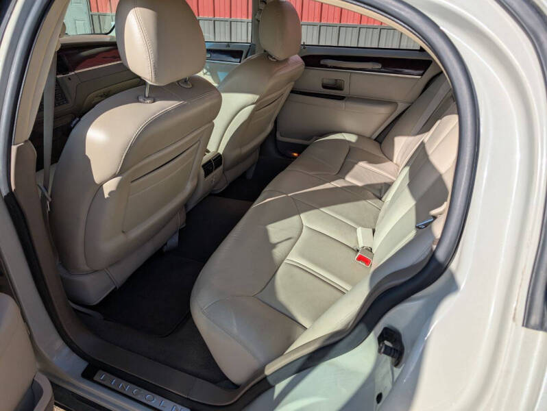 2005 Lincoln Town Car Signature Limited