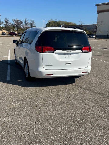 2022 Chrysler Voyager LX