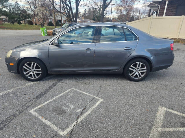 2006 Volkswagen Jetta for sale at QUEENSGATE AUTO SALES in York, PA