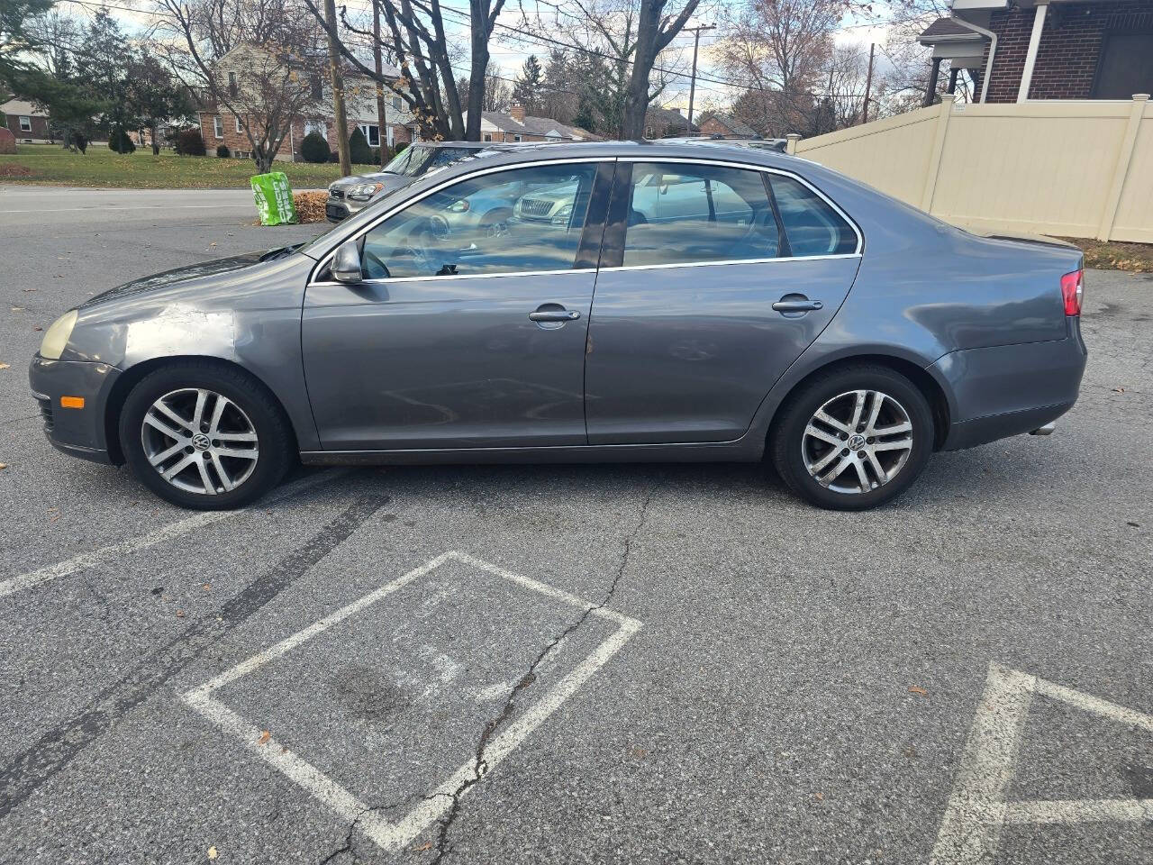 2006 Volkswagen Jetta for sale at QUEENSGATE AUTO SALES in York, PA